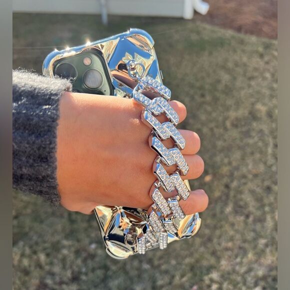 Luxurious Silver Chain Design iPhone 16 Pro Max Case - Picture 3 of 5